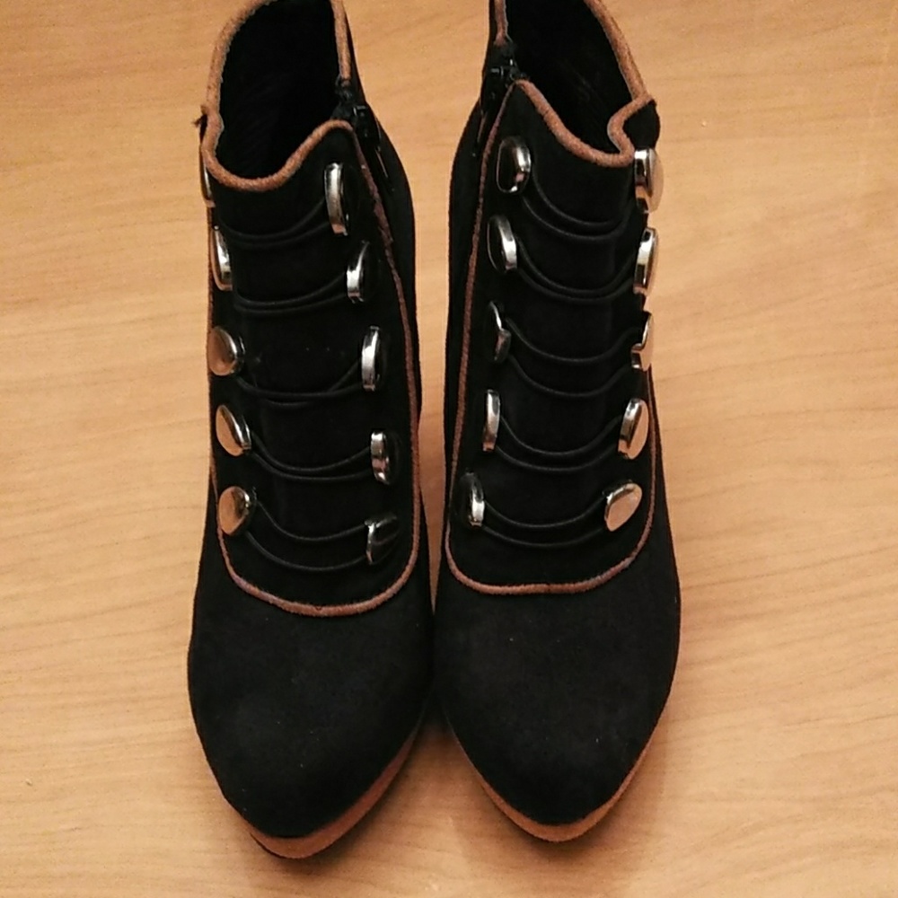 Boots - Picture 2 of 4